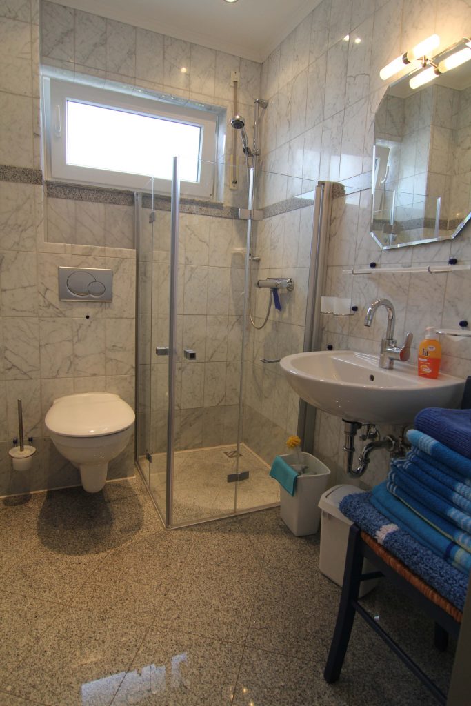 Badezimmer mit ebenerdiger Dusche