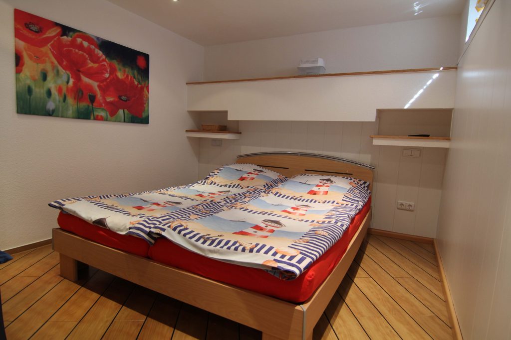 Schlafzimmer mit Doppelbett